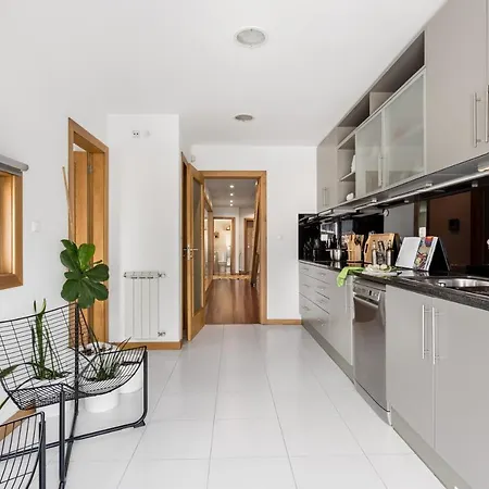 Joivy Sleek House Balcony & 2 Terraces In Porto Maia (Porto)