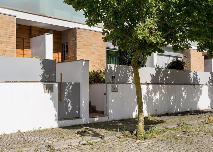 Konukevi Guestready - Stunning House W/ Parking Near Porto Maía